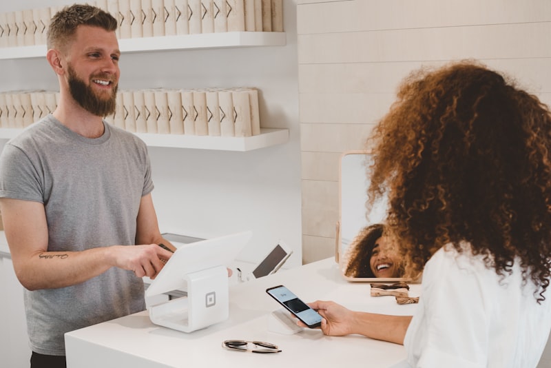 Vendeur e-commerce au travail